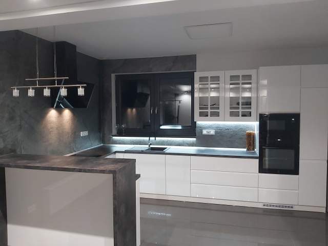 Piękna kuchnia wykończona fornirem SIlver Grey
