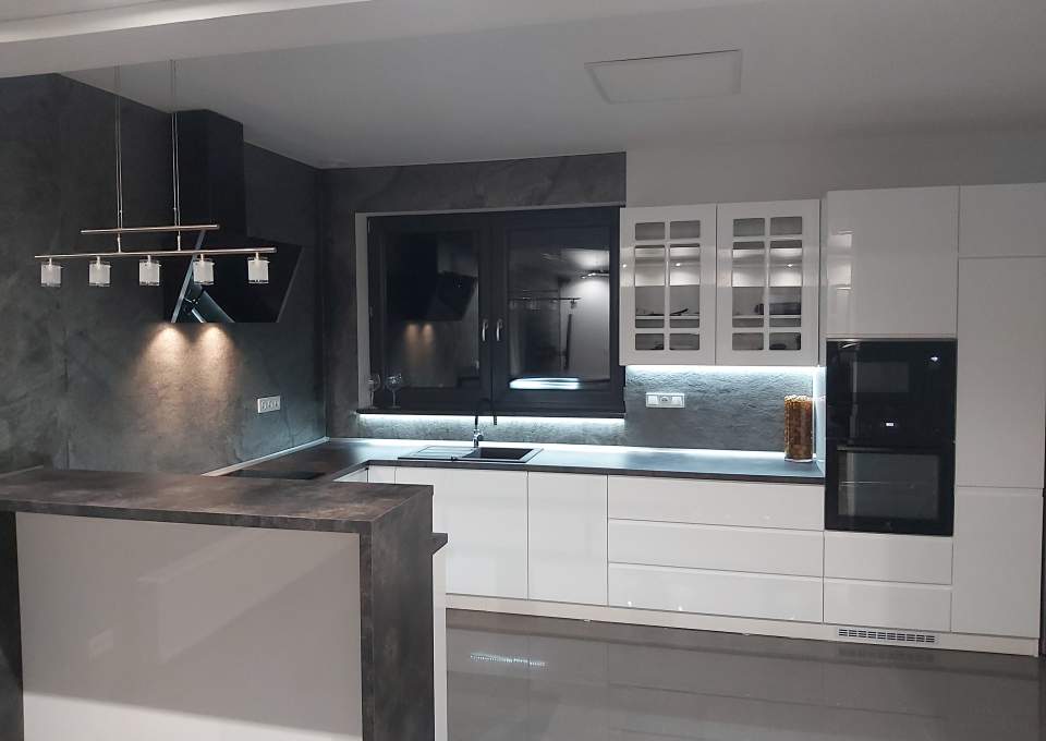Piękna kuchnia wykończona fornirem SIlver Grey