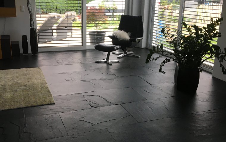 Nowoczesna posadzka z łupka czarnego Black