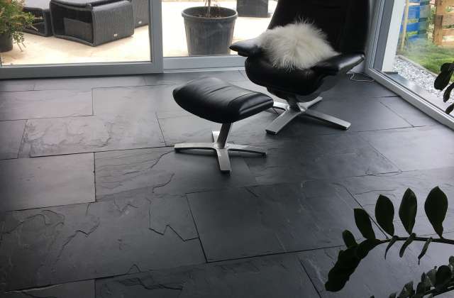 Nowoczesna posadzka z łupka czarnego Black