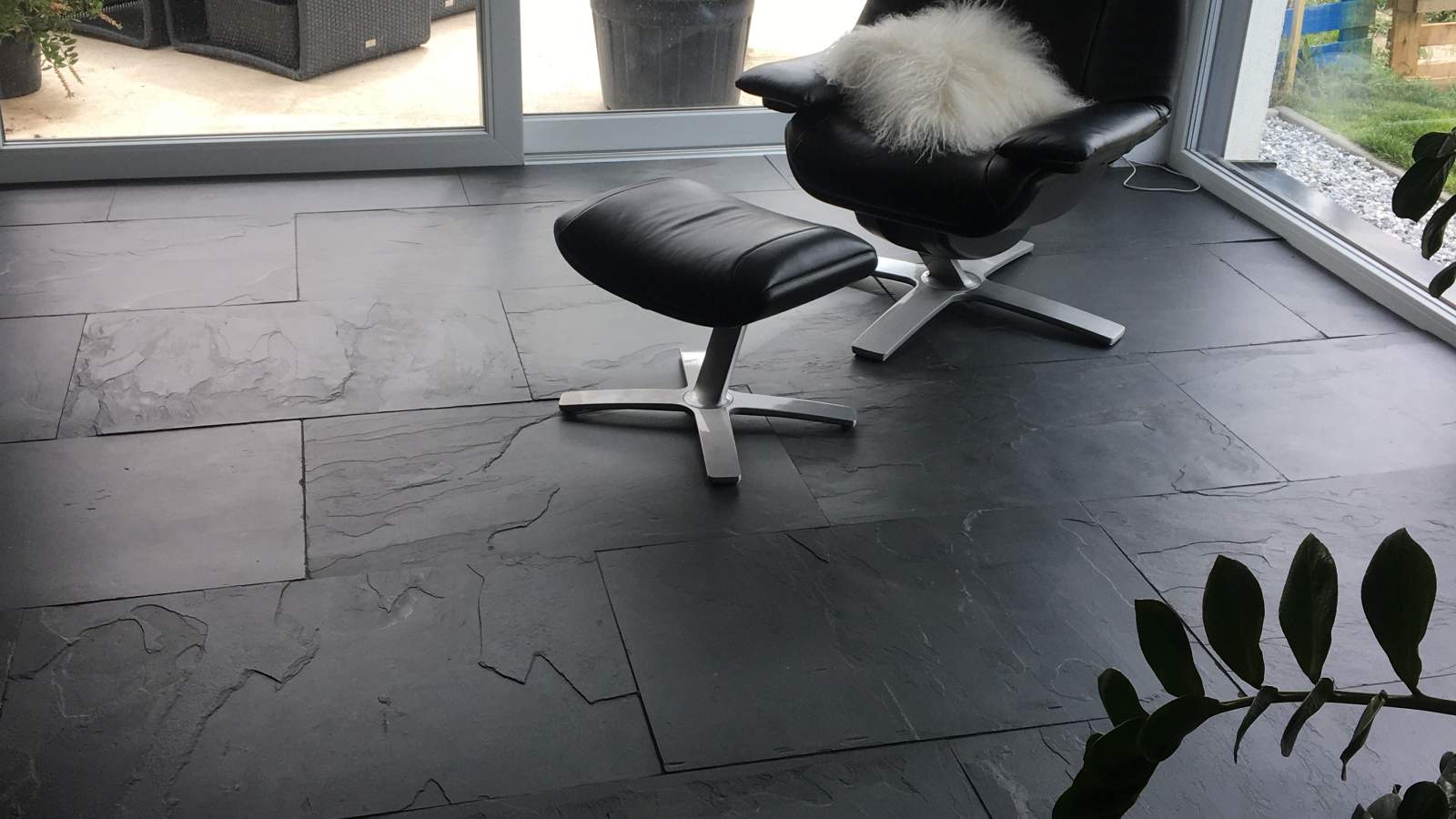 Nowoczesna posadzka z łupka czarnego Black
