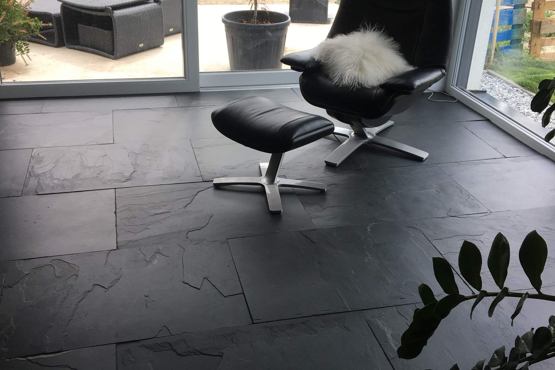 Nowoczesna posadzka z łupka czarnego Black