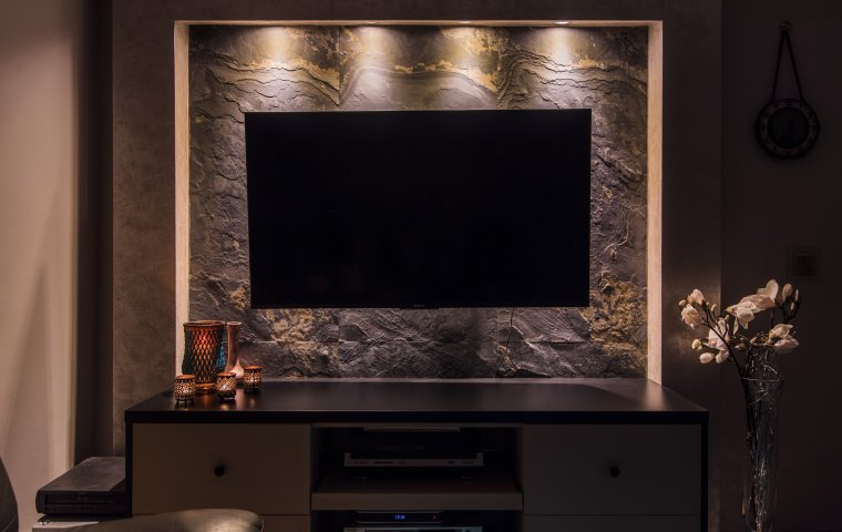 elegancka ściana z telewizorem - naturalny łupek