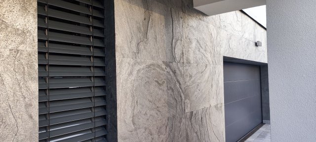 Fornir kamienny silver grey na elewacje01