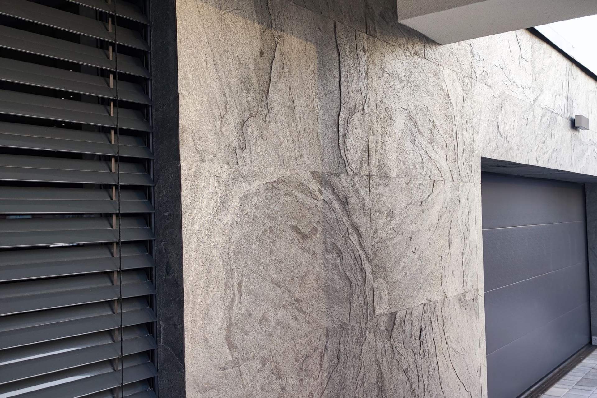 Fornir kamienny silver grey na elewacje01