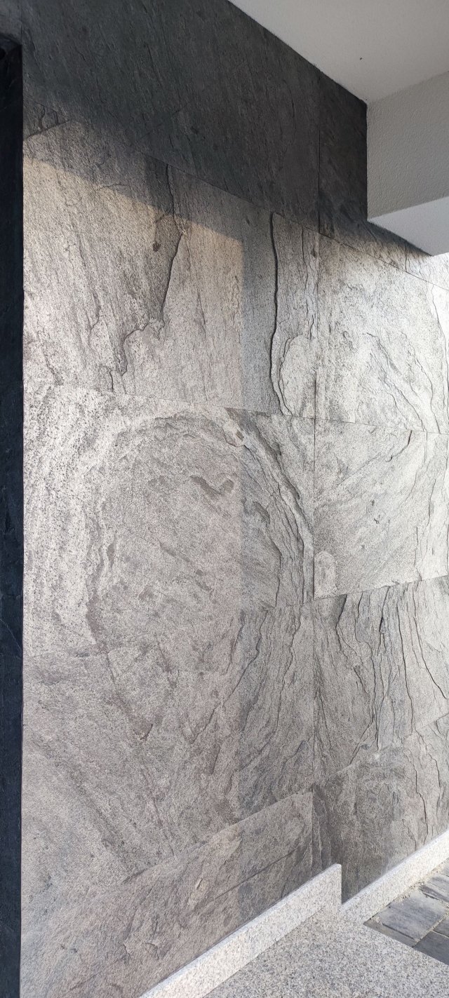 Łupek kwarcytowy na elewacji silver grey