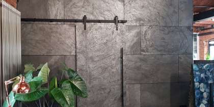 Ściana z forniru kamiennego Silver Grey