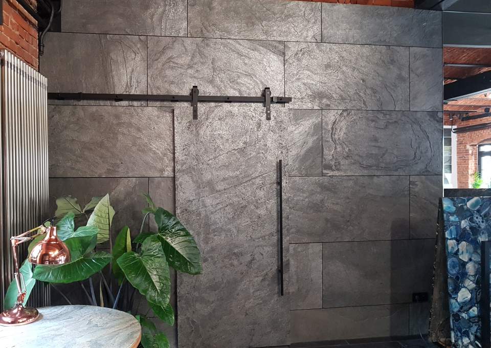 Ściana z forniru kamiennego Silver Grey
