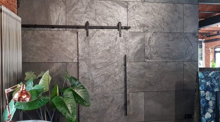 Ściana z forniru kamiennego Silver Grey